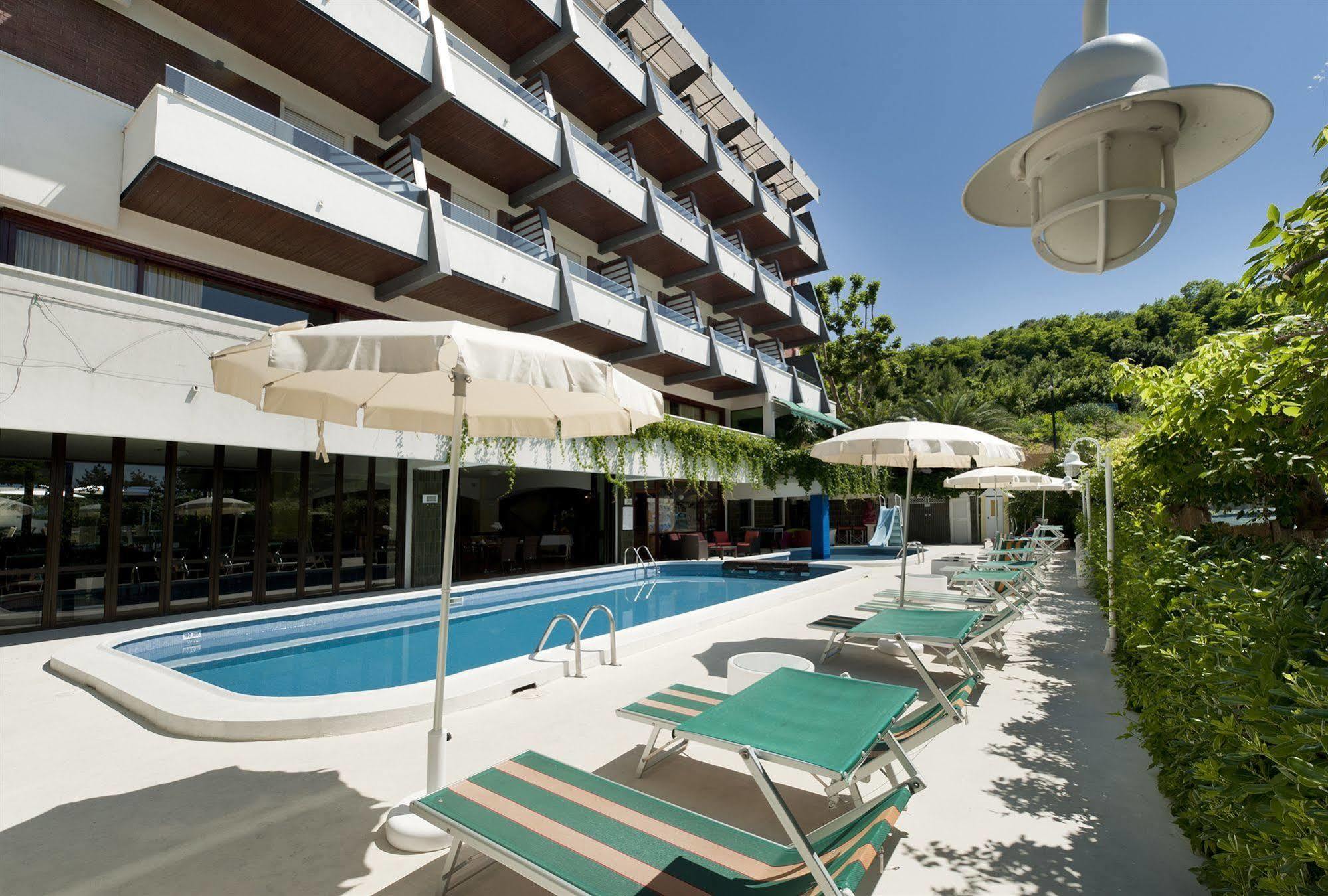 Hotel Alexander Gabicce Mare Eksteriør billede